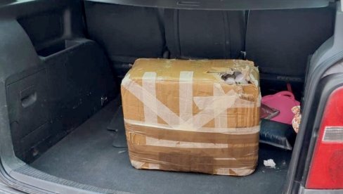 U GEPEKU AUTOMOBILA PRONAĐENO 56.400 TABLETA: Kod muškarca (40) iz Zubinog Potoka pronađene psihoaktivne supstance U GEPEKU AUTOMOBILA PRONAĐENO 56.400 TABLETA: Kod muškarca (40) iz Zubinog Potoka pronađene psihoaktivne supstance