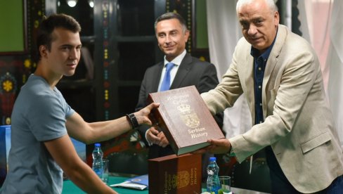 Uspešan mladi robotičar na prijemu kod gradonačelnika Bakića (FOTO) Uspešan mladi robotičar na prijemu kod gradonačelnika Bakića (FOTO)