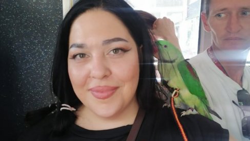 SENZACIJA U AUTOBUSU: Papagaj na povocu putuje gradskim prevozom