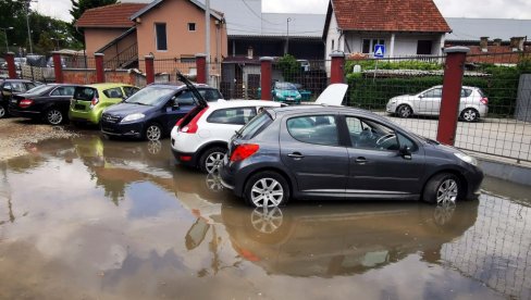 NOVOSTI NA LICU MESTA - DAN POSLE POPLAVA: U Zemunu u očaju čiste kuće - Gejzir blokirao stari bračni par u kući na kauču (FOTO) NOVOSTI NA LICU MESTA - DAN POSLE POPLAVA: U Zemunu u očaju čiste kuće - Gejzir blokirao stari bračni par u kući na kauču (FOTO)