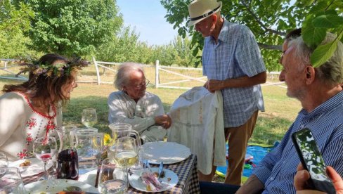 HANDKE U HLADU FRUŠKE GORE: Nobelovac bio gost izdavača Prometej iz Novog Sada - na poklon dobio košulju i odmah uzvratio (FOTO) HANDKE U HLADU FRUŠKE GORE: Nobelovac bio gost izdavača Prometej iz Novog Sada - na poklon dobio košulju i odmah uzvratio (FOTO)