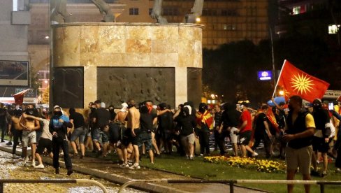PROTESTI ZBOG BUGARIZACIJE: Demonstracije pod vođstvom VMRO-DPMNE ne jenjavaju i traju iz večeri u veče PROTESTI ZBOG BUGARIZACIJE: Demonstracije pod vođstvom VMRO-DPMNE ne jenjavaju i traju iz večeri u veče