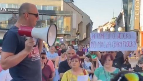„DAJEM LITAR KRVI ZA LITAR BENZINA“ Nezadovoljni Banjalučani na protestu zbog poskupljenja goriva „DAJEM LITAR KRVI ZA LITAR BENZINA“ Nezadovoljni Banjalučani na protestu zbog poskupljenja goriva