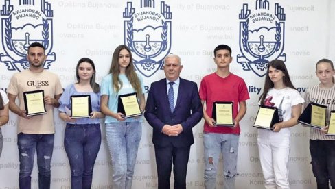 ALBANSKE DIPLOME SRPSKOJ DECI DEO PLANA: Na jugu Srbije zloupotrebljena čak i školska priredba ALBANSKE DIPLOME SRPSKOJ DECI DEO PLANA: Na jugu Srbije zloupotrebljena čak i školska priredba