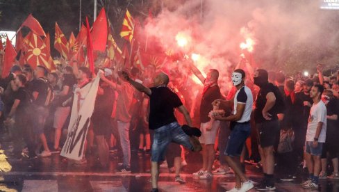 NOVI NEREDI U SKOPLJU: Izbio sukob sa Albancima, dve osobe uperile pištolje u demonstrante (FOTO) NOVI NEREDI U SKOPLJU: Izbio sukob sa Albancima, dve osobe uperile pištolje u demonstrante (FOTO)