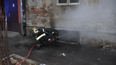 POŽAR U DALMATINSKOJ: Goreo stan u suterenu, vatrogasci spasli dete (FOTO) POŽAR U DALMATINSKOJ: Goreo stan u suterenu, vatrogasci spasli dete (FOTO)