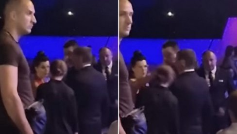 NAPADNUT DRAŠKO STANIVUKOVIĆ: Nepoznata devojka udarila gradonačelnika Banjaluke (VIDEO) NAPADNUT DRAŠKO STANIVUKOVIĆ: Nepoznata devojka udarila gradonačelnika Banjaluke (VIDEO)