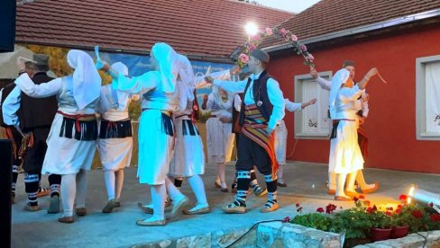 MUZIČKI KARAVAN U GORNJEM VIDOVU: Pesma i igra u organizaciji Doma omladine i KUD Moravac MUZIČKI KARAVAN U GORNJEM VIDOVU: Pesma i igra u organizaciji Doma omladine i KUD Moravac