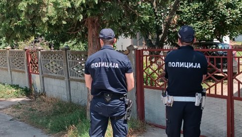 PRVE SLIKE I SNIMCI SA MESTA ZLOČINA U ZMAJEVU: Komšije ubijenih nisu ništa čule - policija obavlja uviđaj (FOTO/VIDEO) PRVE SLIKE I SNIMCI SA MESTA ZLOČINA U ZMAJEVU: Komšije ubijenih nisu ništa čule - policija obavlja uviđaj (FOTO/VIDEO)