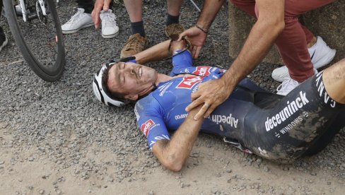 BRUTALNA NESREĆA NA TUR DE FRANSU: Gledalac izazvao sudar, Austrijanac zbog povreda završio turneju (VIDEO) BRUTALNA NESREĆA NA TUR DE FRANSU: Gledalac izazvao sudar, Austrijanac zbog povreda završio turneju (VIDEO)