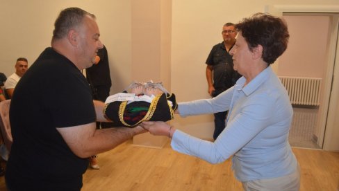 OBEZBEDILI NARODNU NOŠNJU: Šumadijske nošnje dobili Amatersko kulturno-umetničko društvo Stevan Sinđelić iz Vojske i Kušiljevo iz Kušiljeva OBEZBEDILI NARODNU NOŠNJU: Šumadijske nošnje dobili Amatersko kulturno-umetničko društvo Stevan Sinđelić iz Vojske i Kušiljevo iz Kušiljeva