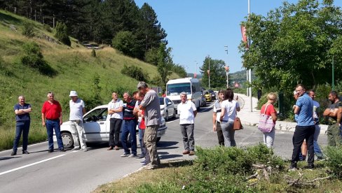 BIVŠI RADNICI VEKTRE JAKIĆ BLOKIRALI PUT: Radnici traže uplatu zaostalih zarada, povezivanje radnog staža i pokretanje proizvodnje. BIVŠI RADNICI VEKTRE JAKIĆ BLOKIRALI PUT: Radnici traže uplatu zaostalih zarada, povezivanje radnog staža i pokretanje proizvodnje.