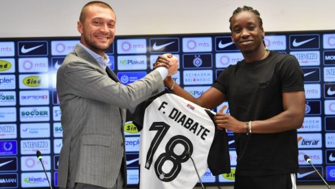 PARTIZAN PREDSTAVIO LETNJU TRANSFER-BOMBU: Majka mu sugerisala da dođe u Beograd, Iliev najavio najjači tim u poslednjih nekoliko godina PARTIZAN PREDSTAVIO LETNJU TRANSFER-BOMBU: Majka mu sugerisala da dođe u Beograd, Iliev najavio najjači tim u poslednjih nekoliko godina