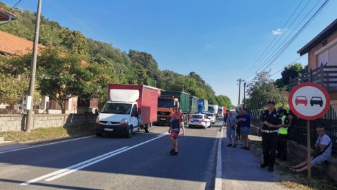 DETALJI NESREĆE KOD KRUŠEVCA: Vozaču se slošilo, pa udario u kombi, povređene dve osobe (FOTO/VIDEO) DETALJI NESREĆE KOD KRUŠEVCA: Vozaču se slošilo, pa udario u kombi, povređene dve osobe (FOTO/VIDEO)