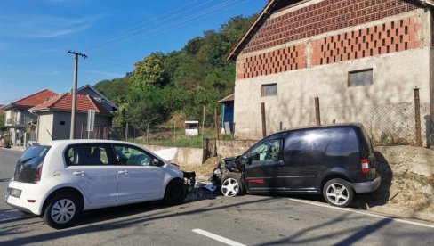VOZILA SMRSKANA, JEDNA OSOBA TEŠKO POVREĐENA: Slike i snimci nesreće kod Kruševca - veliki zastoj na putu (FOTO/VIDEO) VOZILA SMRSKANA, JEDNA OSOBA TEŠKO POVREĐENA: Slike i snimci nesreće kod Kruševca - veliki zastoj na putu (FOTO/VIDEO)