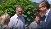 VUČIĆ UPUTIO SNAŽNU PORUKU GRAĐANIMA: “Briga o našem narodu je naš prioritet” (VIDEO) VUČIĆ UPUTIO SNAŽNU PORUKU GRAĐANIMA: “Briga o našem narodu je naš prioritet” (VIDEO)