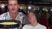 NE, NE NIKOLA! Jokić pokušao da glumi konobara, nije se slavno završilo (VIDEO) NE, NE NIKOLA! Jokić pokušao da glumi konobara, nije se slavno završilo (VIDEO)