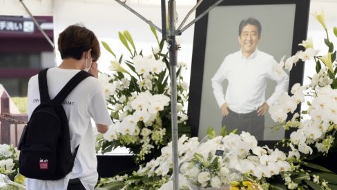 JAPAN SE OPRAŠTA OD ABEA: Belo cveće pod slikom ubijenog premijera (FOTO)