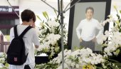 JAPAN SE OPRAŠTA OD ABEA: Belo cveće pod slikom ubijenog premijera (FOTO)