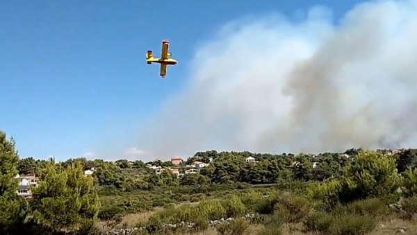 ПОЖАР У ХРВАТСКОЈ: Горе шуме, куће одбрањене