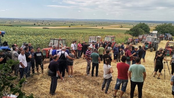 ТРАКТОРИМА БЛОКИРАЈУ ДЕПОНИЈУ: Мештани више села довезли механизацију на стишке њиве, да би сачували плодну земљу