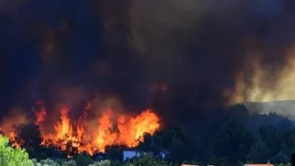 ХОРОР У ДАЛМАЦИЈИ: Пожар се све више распламсава, горе куће, блокирани путеви (ВИДЕО)