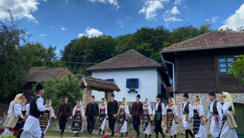СВЕ СЕ ТРЕСЛО ОД ЕРСКОГ ЧЕТВЕРЦА: Завршено снимање документарног серијала Српско коло у Ужицу