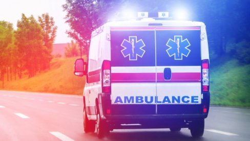 PETORO DECE HOSPITALIZOVANO:; Automobil sleteo u jarak (FOTO)