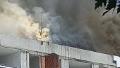 ГУСТ ДИМ И ДАЉЕ КУЉА СА ВРХА ЗГРАДЕ: Познато шта је узрок великог пожара у центру Зрењанина (ФОТО/ВИДЕО)