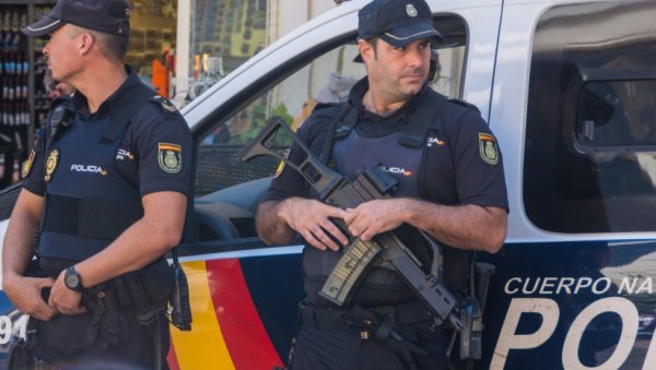 НАКОН СВАЂЕ СА ОЦЕМ УБИО КОМШИЈУ И ПОЛИЦАЈЦА: Ужас у Шпанији - три особе убијене, две рањене