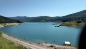 OSVEŽENJE U STAROPLANNSKOJ VODI: Zavojsko jezero na Staroj planini privuklo kupače (FOTO)