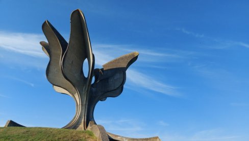 KAD NE ZNAJU ŠTA  JE RAJHSTAG, NEK  UČE NA EKSKURZIJI: Posete stratištima žrtava fašizma bi mogle da postanu obavezne po zakonu