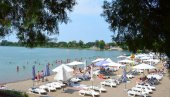 БЕЛОЦРКВАНСКА ЈЕЗЕРА СПРЕМНА ЗА КУПАЧЕ: Комуналци и мештани уредили два омиљена купалишта