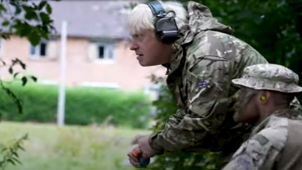 БОРИС ЏОНСОН СА ГРАНАТОМ У РУЦИ: Британски премијер се играо рата са украјинским војницима (ВИДЕО)