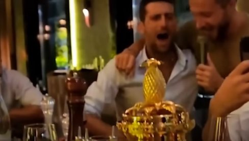 KAD ĐOKOVIĆ DONESE PEHAR VIMBLDONA U KAFANU: Isplivao snimak, Novak na engleskom zapevao i poslao poruku svetu! (VIDEO) KAD ĐOKOVIĆ DONESE PEHAR VIMBLDONA U KAFANU: Isplivao snimak, Novak na engleskom zapevao i poslao poruku svetu! (VIDEO)