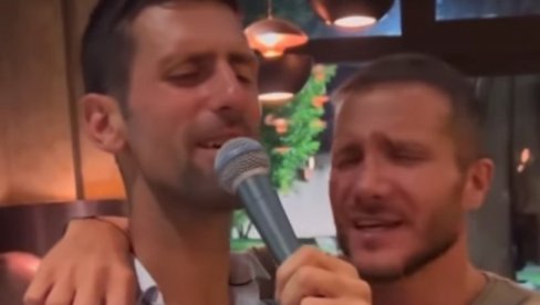 BOG GA JE STVORIO ZA SVE! Novak Đoković sa mnogo emocija zapevao hit Željka Joksimovića (VIDEO) BOG GA JE STVORIO ZA SVE! Novak Đoković sa mnogo emocija zapevao hit Željka Joksimovića (VIDEO)