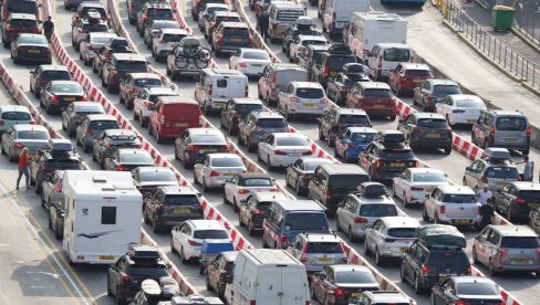 KOLONE NA GRANICI POSVAĐALE PARIZ I LONDON: Britanci optužuju Francuze da nisu učinili dovoljno da bi se posle Bregzita izbegle gužve KOLONE NA GRANICI POSVAĐALE PARIZ I LONDON: Britanci optužuju Francuze da nisu učinili dovoljno da bi se posle Bregzita izbegle gužve