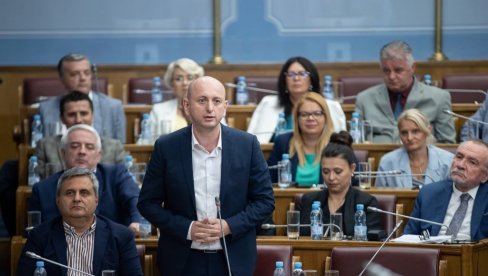 U SRBIJI SE DANAS BRANI MEĐUNARODNO PRAVO Knežević: Izvinite što nismo slepi U SRBIJI SE DANAS BRANI MEĐUNARODNO PRAVO Knežević: Izvinite što nismo slepi