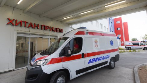 НОВИ ДЕТАЉИ ПОЖАРА У СУРЧИНУ: Жена и две бебе превезене у болницу