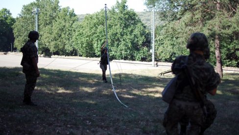 SPECIJALNO OPREMLJENI KABINETI I TERENSKI USLOVI: Kako izgleda obuka vojnika službe telekomunikacija u Brigadi veze (FOTO)