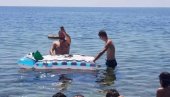 NEVEROVATNA SCENA: Sveštenik u kupaćem održao misu u moru, reagovala policija (FOTO) NEVEROVATNA SCENA: Sveštenik u kupaćem održao misu u moru, reagovala policija (FOTO)