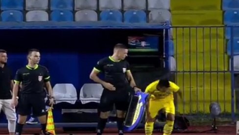 NEVEROVATNA SCENA IZ SRPSKOG FUDBALA: Sudija semaforom povredio igrača, umalo da ne zaigra (VIDEO) NEVEROVATNA SCENA IZ SRPSKOG FUDBALA: Sudija semaforom povredio igrača, umalo da ne zaigra (VIDEO)