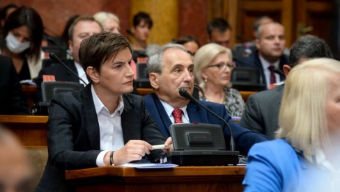 BRNABIĆ: Oluja se u Tadićevo vreme obeležavala isto onako kao što je bio u Jasenovcu BRNABIĆ: Oluja se u Tadićevo vreme obeležavala isto onako kao što je bio u Jasenovcu