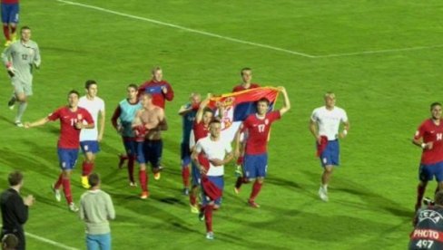 IGRAČI KOJE JE POJELO VREME: Zlatni orlići 2013. pokorili Evropu, gde su danas? Šestorica stigli do A reprezentacije IGRAČI KOJE JE POJELO VREME: Zlatni orlići 2013. pokorili Evropu, gde su danas? Šestorica stigli do A reprezentacije