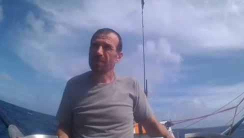 SAM JE IZGRADIO ZA 4.000 EVRA: Francuz obišao svet jedrilicom od četiri metra SAM JE IZGRADIO ZA 4.000 EVRA: Francuz obišao svet jedrilicom od četiri metra