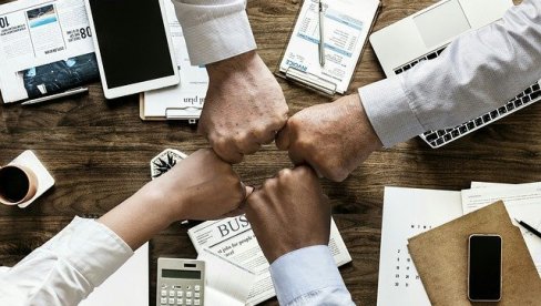 MLADI BIRAJU KARIJERU U SREDNJIM I VELIKIM KOMPANIJAMA: Evo zašto bi 46 odsto njih prihvatilo čak i nižu zaradu MLADI BIRAJU KARIJERU U SREDNJIM I VELIKIM KOMPANIJAMA: Evo zašto bi 46 odsto njih prihvatilo čak i nižu zaradu