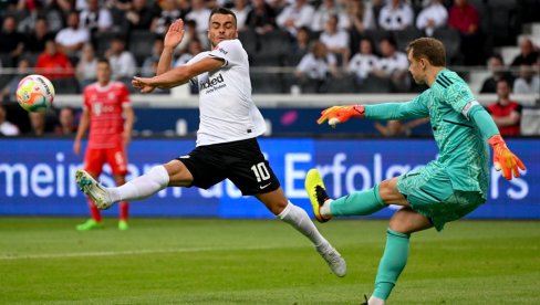 KOSTIĆ SE SPAKOVAO: Ajntraht traži 20 miliona,Juventus nudi 15, ali kompromis je na vidiku KOSTIĆ SE SPAKOVAO: Ajntraht traži 20 miliona,Juventus nudi 15, ali kompromis je na vidiku
