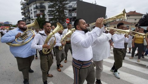 VESELO U GUČI: Pogledajte atmosferu trećeg dana Sabora trubača (FOTO/VIDEO) VESELO U GUČI: Pogledajte atmosferu trećeg dana Sabora trubača (FOTO/VIDEO)