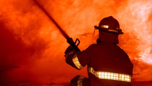 PODVIG: Vatrogasci spasli ženu iz zapaljenog stana (FOTO)