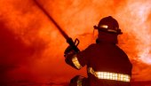 POŽAR U NASELJU STEPA STEPANOVIĆ: Veliki broj vatrogasaca i policajaca na terenu